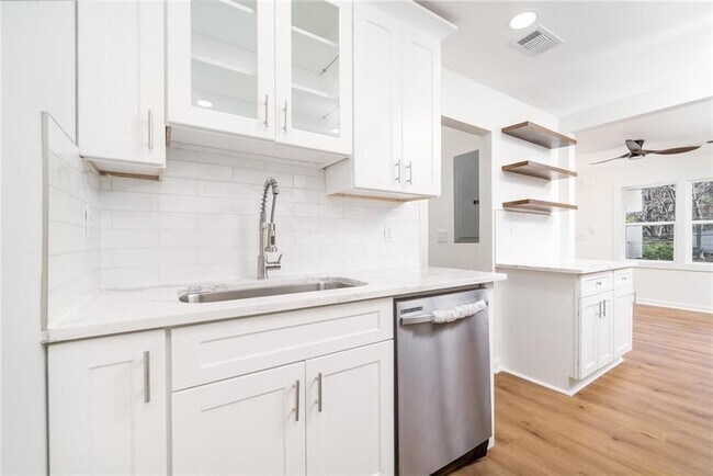 Building Photo - 2215 Gordon Cir