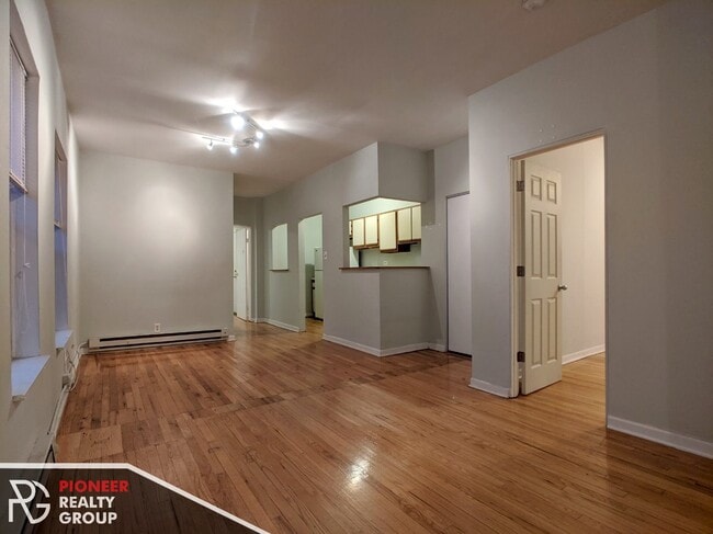 Building Photo - 658 W Cornelia Ave