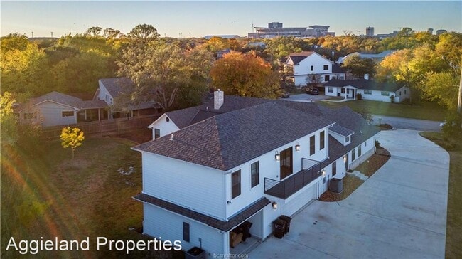 Building Photo - 4 br, 3 bath House - 806 Thomas - Main House