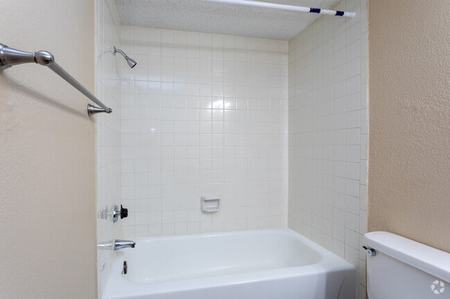 2BR, 2BA - 960 SF - Quail Run Apartments