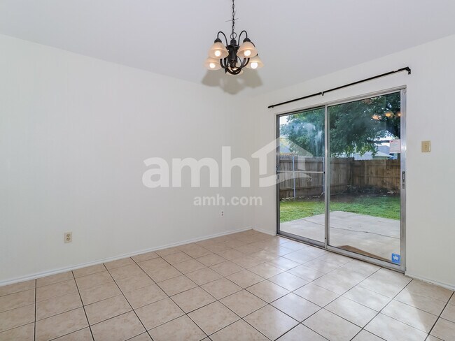 Foto del edificio - 2207 Wisteria Way