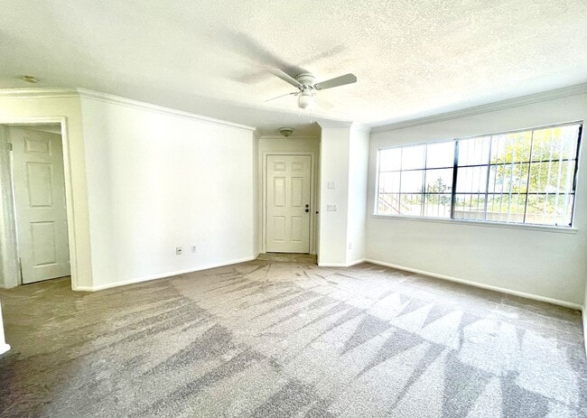 Foto del edificio - Updated Lower Level Condo in gated Vista Way Village!