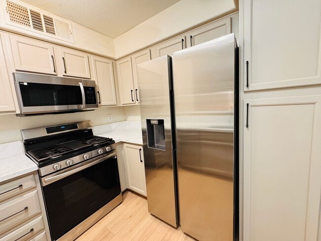 Foto del edificio - 2 bedroom, 2-bathroom condo for rent