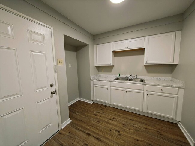 Foto del edificio - Beautifully updated home in U of M!