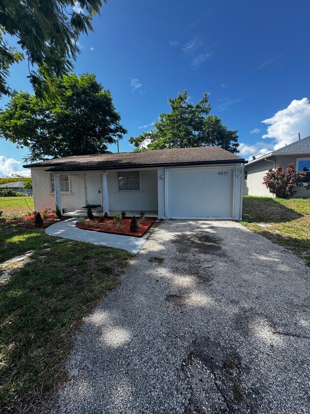Foto principal - 4577 Clinton Blvd