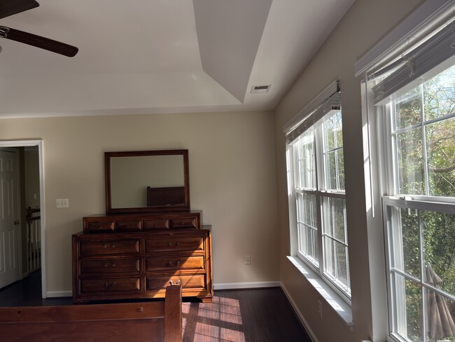 Building Photo - 423 Ethan Allen Ave