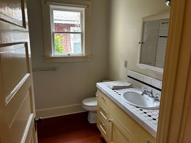 Foto del edificio - 2bd/2ba house with a garage available on Pismo Street.