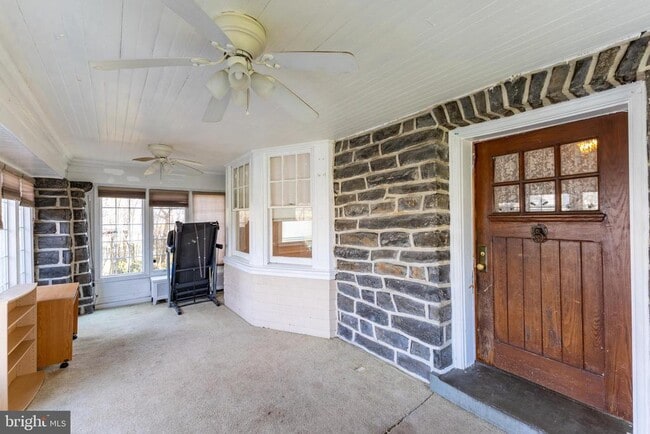Building Photo - 2216 Georges Ln