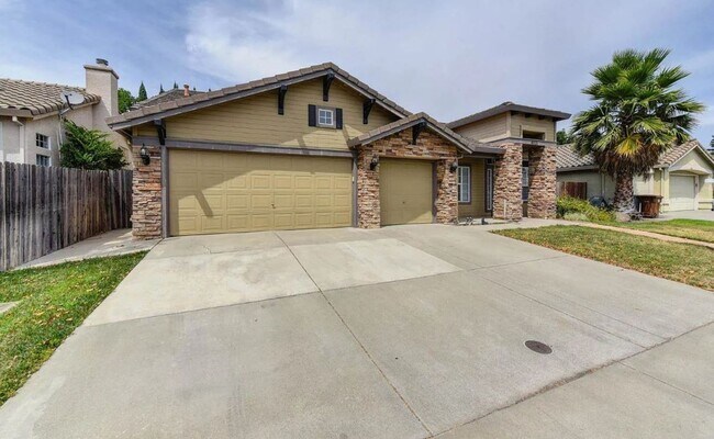 Foto del edificio - Spectacular 4/2 Elk Grove w/Salt Water Pool!  (PLEASE READ AD FOR SHOWING REQUIREMENTS)!