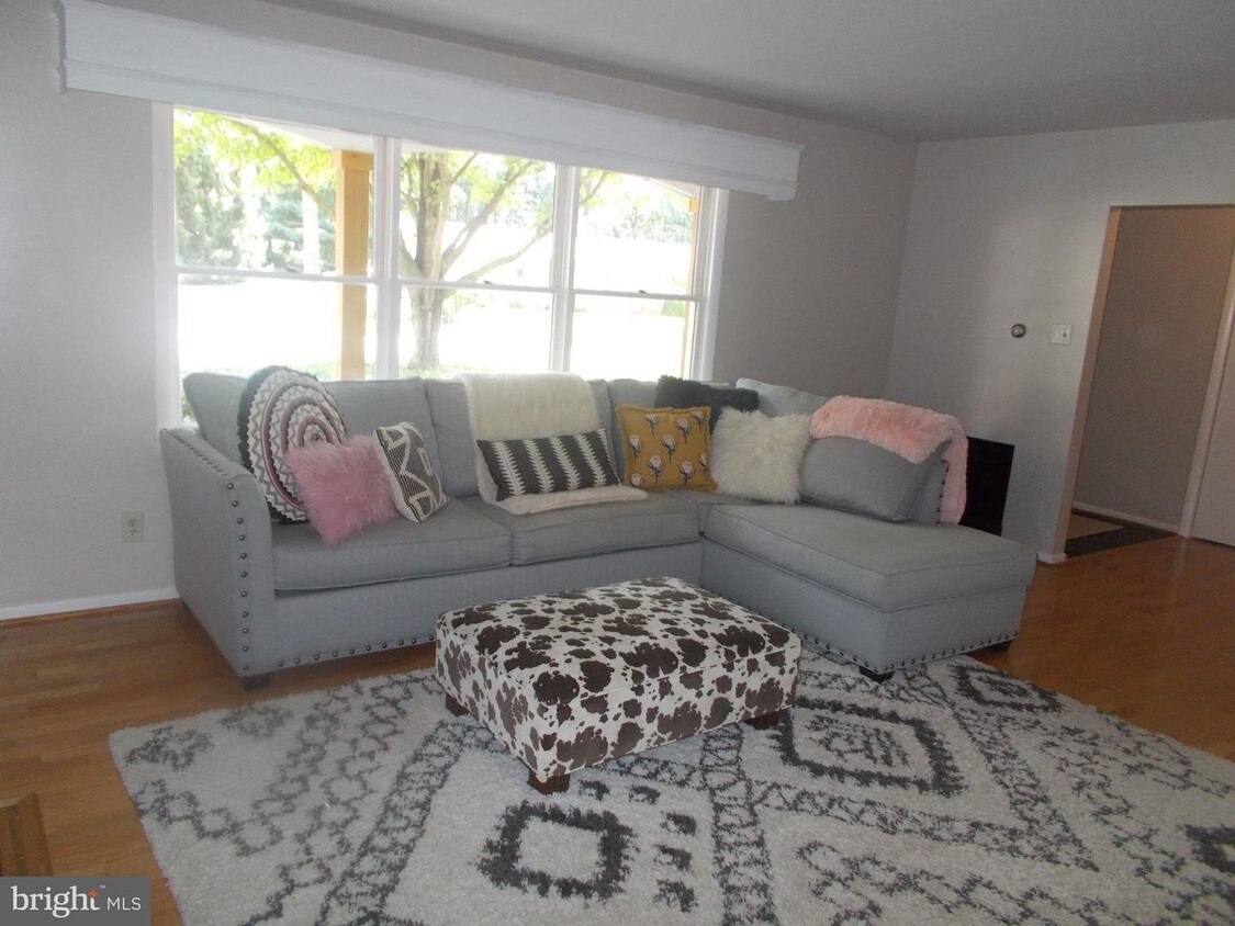 Foto principal - 12934 Woodburn Dr