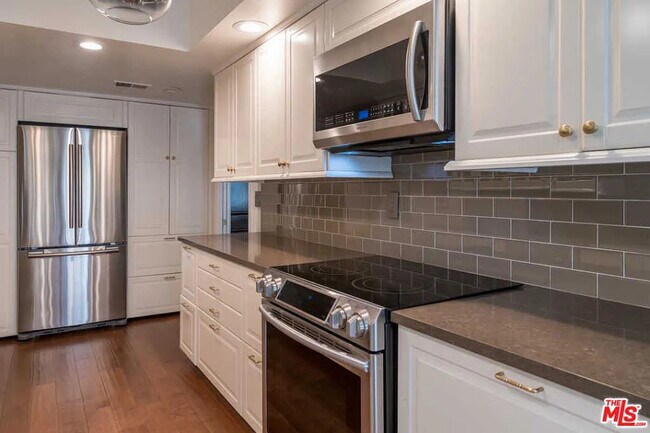 Foto del edificio - 5870 Green Valley Cir