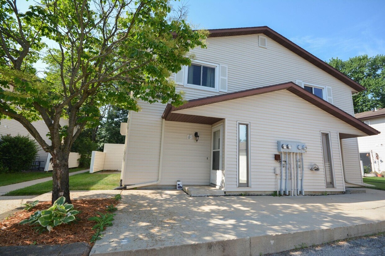 Primary Photo - Great pet friendly townhome with private p...