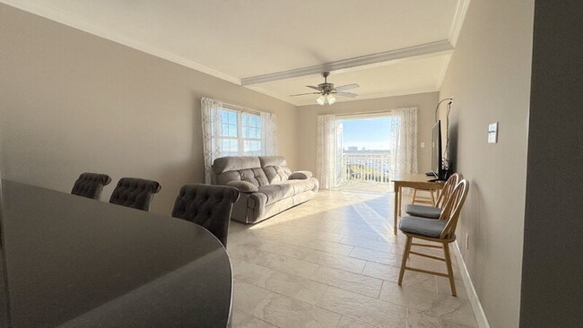 Building Photo - 404 S Beach St