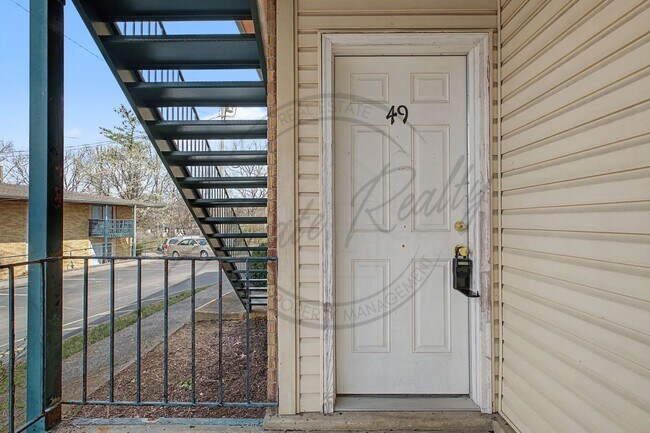 Building Photo - Two Bedroom Condo, First Floor, across from Madison Park with stackable washer/dryer!