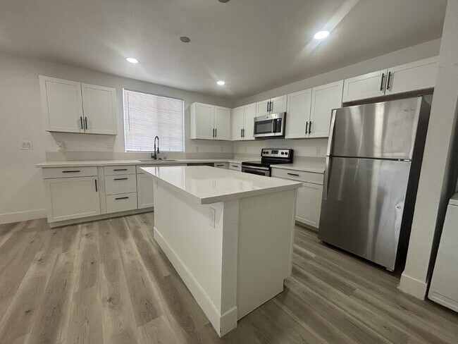 Foto del edificio - Fully remodeled and spacious 2 bed/2 bath with a den available- Las Vegas