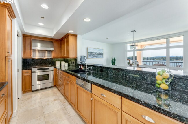 Foto del edificio - Elegant Riverfront Condo with Panoramic Views & Modern Comforts in Vancouver, WA