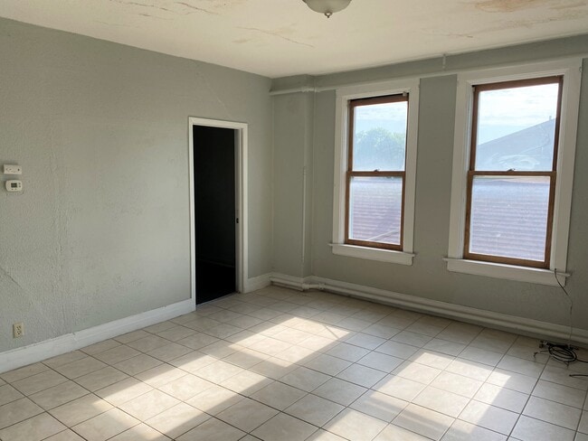 Building Photo - 920 W 5th St