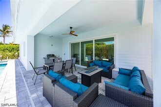 Building Photo - 1232 Royal Palm Dr
