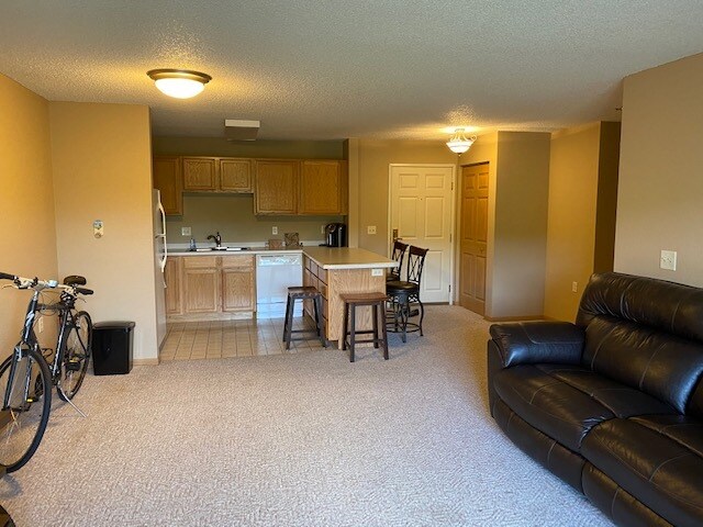 Clean and spacious. In unit a/c and heating! - 1321 Lake Dr W