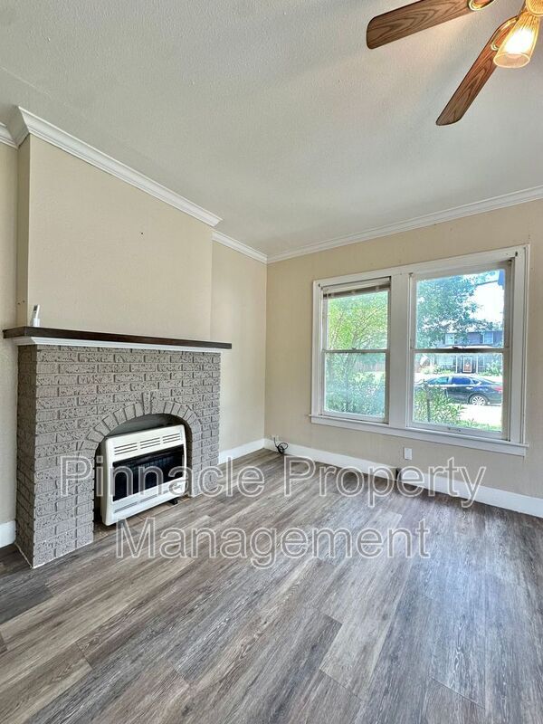 Building Photo - 302 S Van Buren St