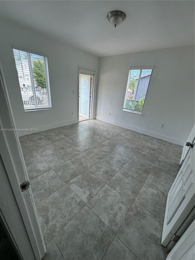 Foto del edificio - 6330 NW 1st Pl