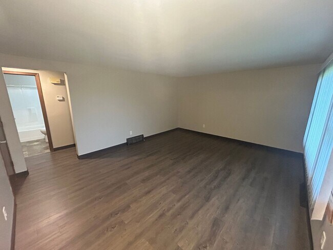 Foto del edificio - 703-705 Woodbine Ave