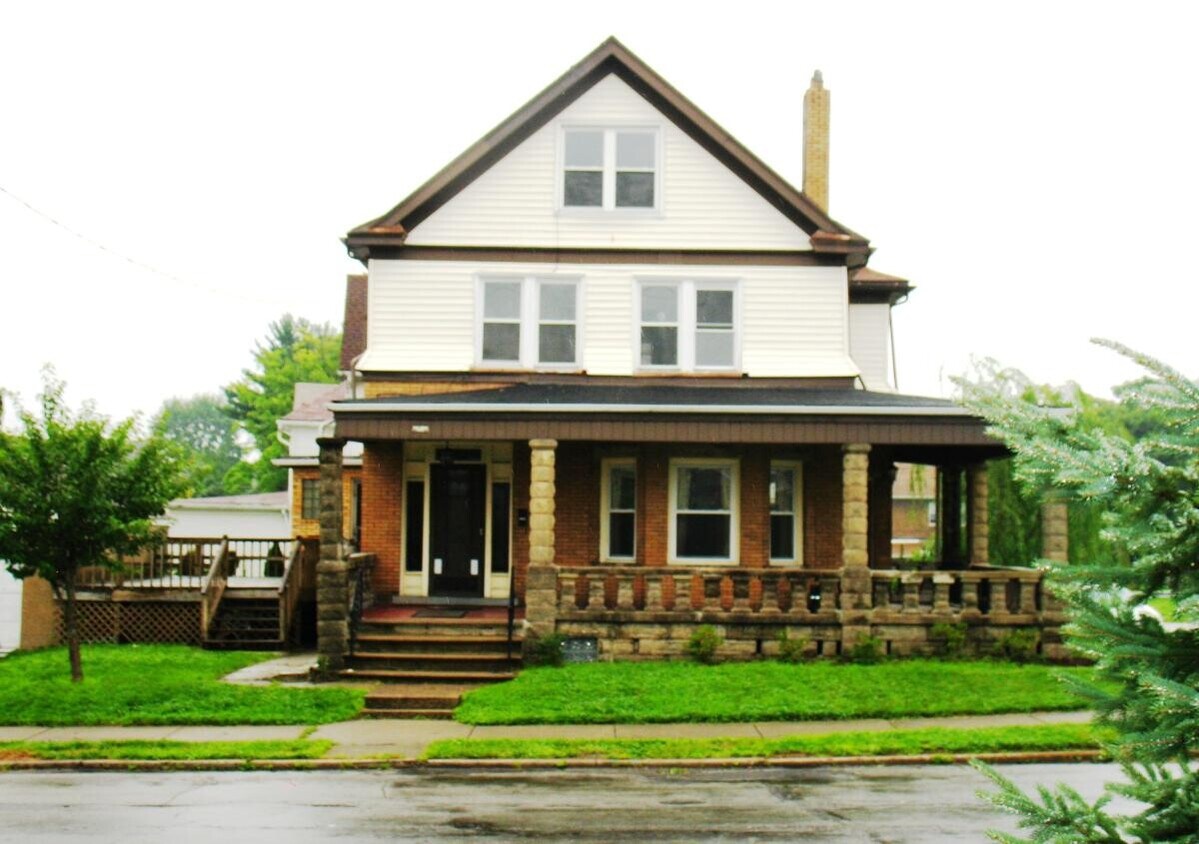 Primary Photo - 1601 Ridge Ave