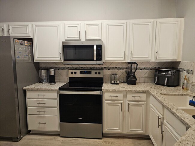Building Photo - Beautiful end unit!