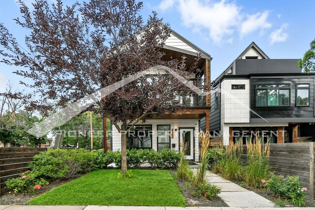 Building Photo - Stunning Home with Washer/Dryer and Centra...