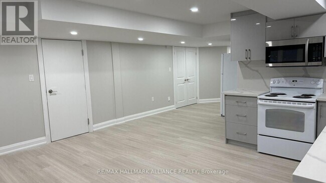 Building Photo - 7 Avanti Cres