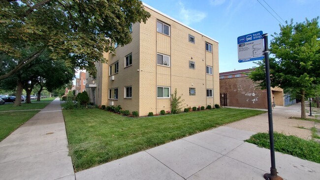 Building Photo - 5555 W Sunnyside Ave