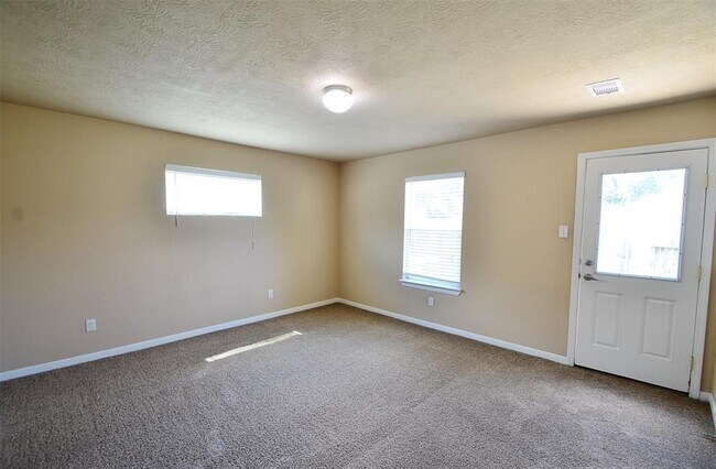 Building Photo - 5015 Willow Point Dr