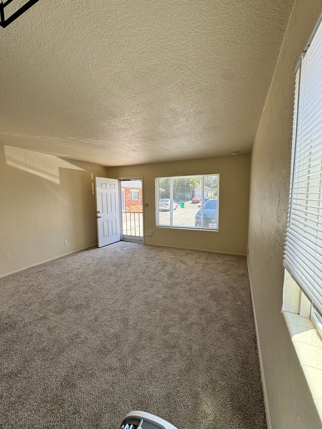 Foto del edificio - 2215-2215 NE 81st Ave