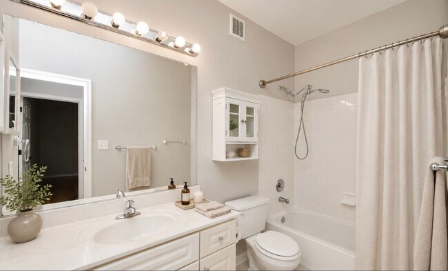 Building Photo - 2324 Henshaw Pl