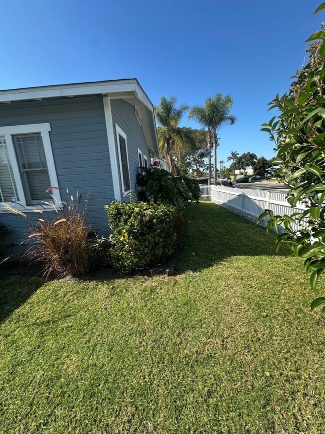 Building Photo - Quaint Craftsman House w/Garage, fenced yard, available now for 1 year lease to start!!!