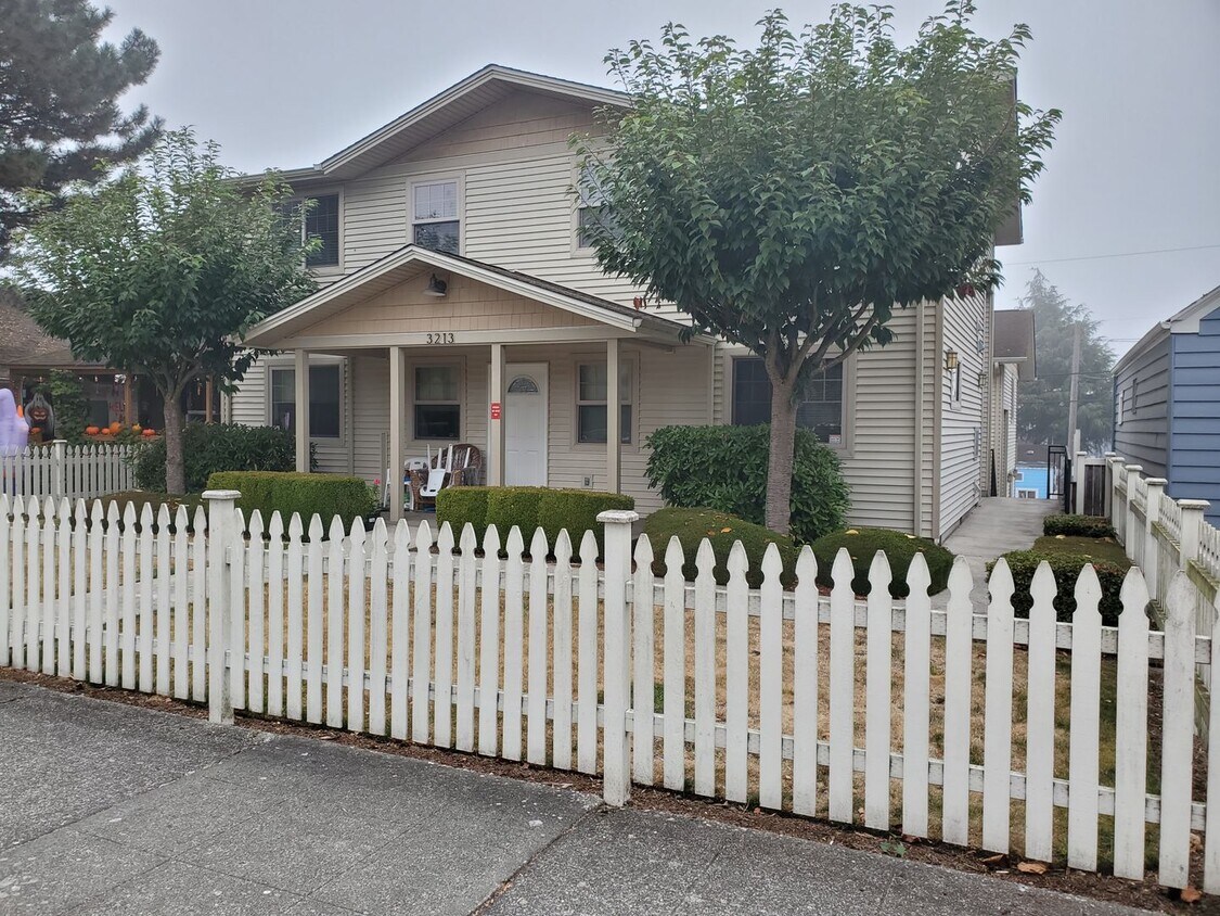 Primary Photo - 3213 Oaks Avenue