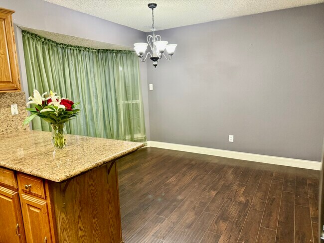 Foto del edificio - 3758 Oak Meadow Dr
