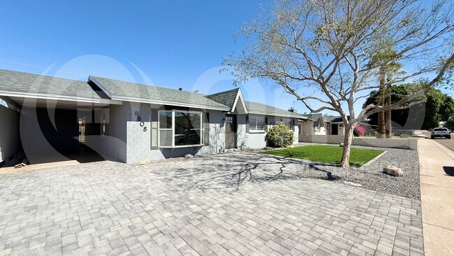 Foto del edificio - 8608 E Vernon Ave