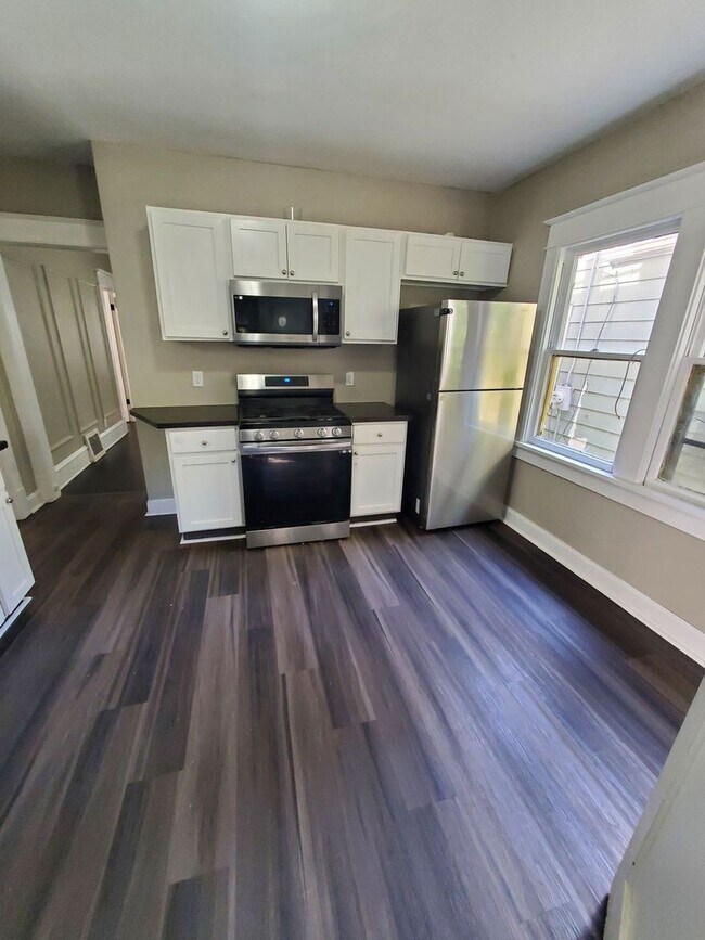 Building Photo - 4 Bedroom Single Family