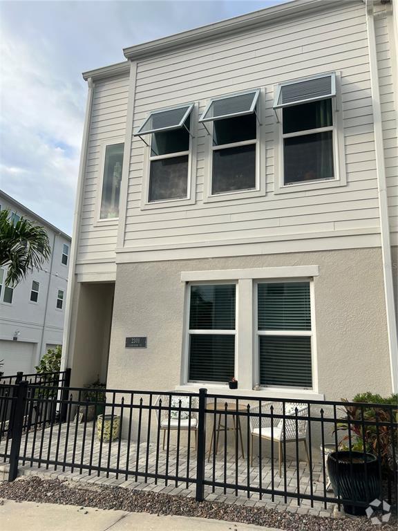 Building Photo - 2301 Lindstrom St