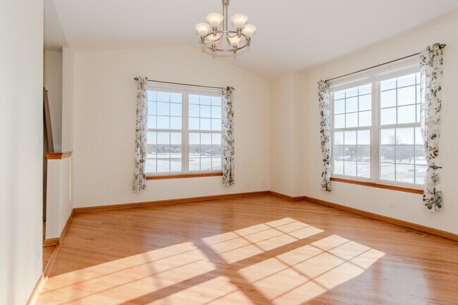 Building Photo - 1628 Fieldstone Dr N