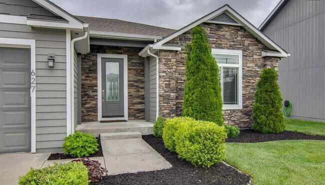 Building Photo - 627 N Daylily Dr