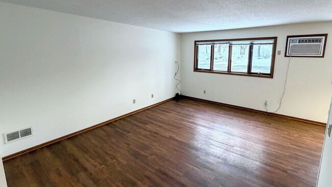 Foto del edificio - Spacious 3-Bedroom Apartment in Como!