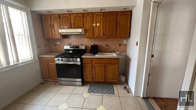 Building Photo - NEWLY RENOVATED LARGE AND BRIGHT STUDIO 46...