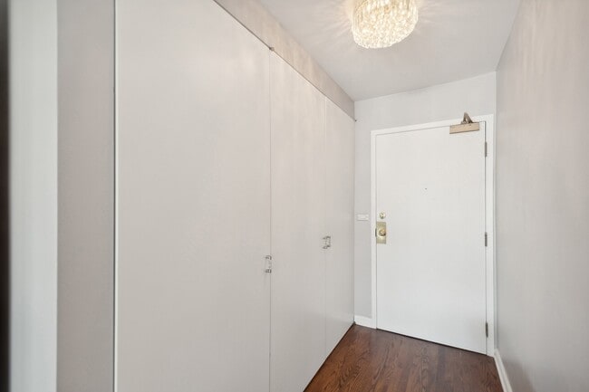 Building Photo - 50 E Bellevue Pl