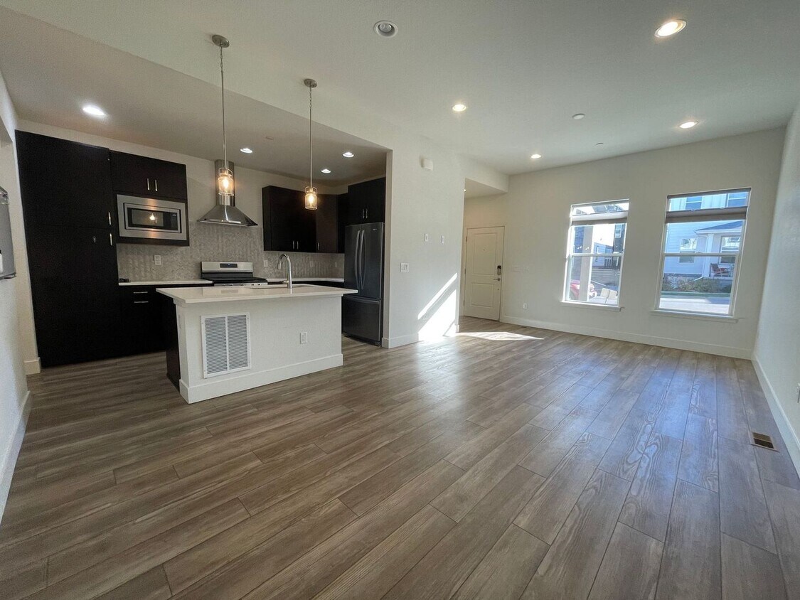 Foto principal - 3 BED/3 BATH TOWNHOME AVAILABLE NOW!