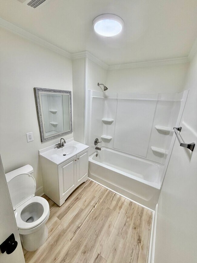 Building Photo - Bungalow in Desirable Rosewood area