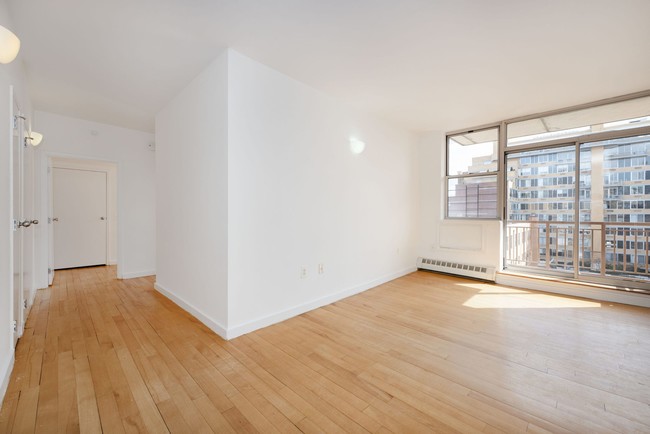 Interior Photo - Manhattan Court