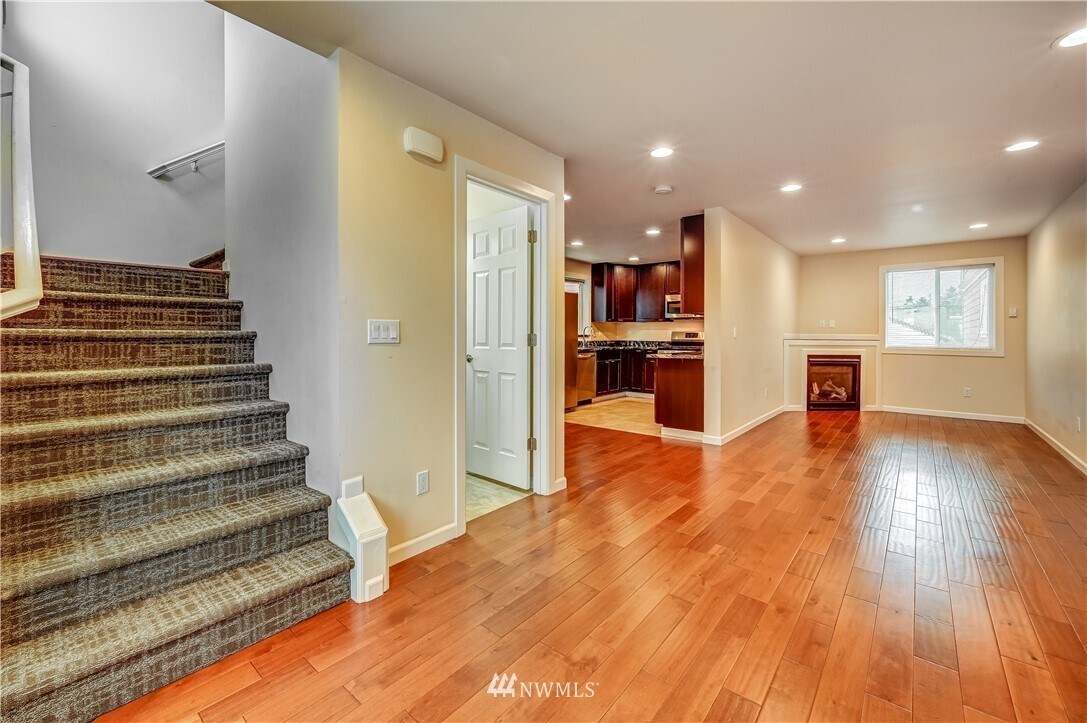 Building Photo - 5722 Roosevelt Way NE