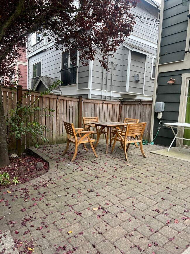 Foto del edificio - Available 1/0! Cozy townhouse in the Mt Baker neighborhood.